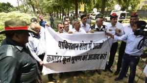 Ex-serviceman protesting outside the Pakistan High Commission demanding release of former Indian naval commander Kulbhushan Jadhav who has been awarded death sentence by a Pakistan court for espionagen New Delhi, India, on Wednesday, April 12, 2017.(Vipin Kumar/HT PHOTO) Ex-serviceman protesting outside the Pakistan High Commission demanding release of former Indian naval commander Kulbhushan Jadhav who has been awarded death sentence by a Pakistan court for espionagen New Delhi, India, on Wednesday, April 12, 2017.(Vipin Kumar/HT PHOTO)