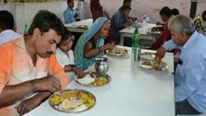 Over 500 people are served food on a daily basis at the Gorakhnath Hospital canteen.(HT Photo) Over 500 people are served food on a daily basis at the Gorakhnath Hospital canteen.(HT Photo)