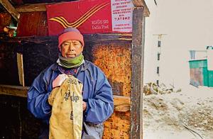 Postman Bhim Bahadur Tamang at the Sherathang border post. Tamang trudges through snow once a week to deliver mail across the Nathu La pass in Sikkim.(Wang Chen) Postman Bhim Bahadur Tamang at the Sherathang border post. Tamang trudges through snow once a week to deliver mail across the Nathu La pass in Sikkim.(Wang Chen)