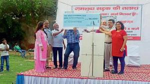 The discontented RWAs organised a ‘mock drill’ on Sunday to hunt for the missing road and issued a dummy cheque of Rs10,000 for the winner.(HT Photo) The discontented RWAs organised a ‘mock drill’ on Sunday to hunt for the missing road and issued a dummy cheque of Rs10,000 for the winner.(HT Photo)