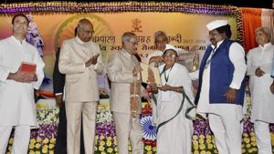 President Pranab Mukherjee honours freedom fighters during a felicitation function organised by the Bihar government to mark 100 years of Mahatma Gandhi’s Champaran Satyagrah in Patna on Monday. Bihar governor Ram Nath Kovind, chief minister Nitish Kumar, Congress vice-president Rahul Gandhi and RJD chief Lalu Prasad were also present on the occasion.(PTI photo) President Pranab Mukherjee honours freedom fighters during a felicitation function organised by the Bihar government to mark 100 years of Mahatma Gandhi’s Champaran Satyagrah in Patna on Monday. Bihar governor Ram Nath Kovind, chief minister Nitish Kumar, Congress vice-president Rahul Gandhi and RJD chief Lalu Prasad were also present on the occasion.(PTI photo)