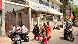 The scene in the immediate vicinity of RG Girls PG College in Meerut is the same as before the Anti-Romeo drive.(Chahat Ram/Hindustan Times) The scene in the immediate vicinity of RG Girls PG College in Meerut is the same as before the Anti-Romeo drive.(Chahat Ram/Hindustan Times)
