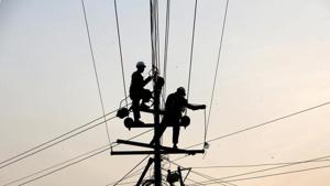 The power discom is offering a waiver of surcharge on arrears of pending electricity bills prior to March 31.(HT Photo) The power discom is offering a waiver of surcharge on arrears of pending electricity bills prior to March 31.(HT Photo)