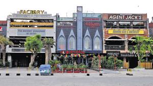 In a significant clarification of its December 15, 2016, judgment banning sale of liquor within 500 metres of highways across the country, the Supreme Court on March 31 said the ban extends not just to retail liquor outlets but also to bars, pubs and restaurants located on highways.(Hindustan Times) In a significant clarification of its December 15, 2016, judgment banning sale of liquor within 500 metres of highways across the country, the Supreme Court on March 31 said the ban extends not just to retail liquor outlets but also to bars, pubs and restaurants located on highways.(Hindustan Times)
