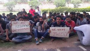 Kashmiri students Chittorgarh’s Mewar University protest attacks on them for being ‘stone-pelters’.(HT Photo) Kashmiri students Chittorgarh’s Mewar University protest attacks on them for being ‘stone-pelters’.(HT Photo)