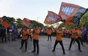 Young volunteers perform a Flash Mob dance campaign for BJP for the upcoming MCD election.(Sonu Mehta/HT PHOTO) Young volunteers perform a Flash Mob dance campaign for BJP for the upcoming MCD election.(Sonu Mehta/HT PHOTO)
