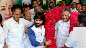 Former Tamil Nadu chief minister O Panneerselvam (with garland) has sought written proof of the ouster of jailed leader VK Sasikala and her nephew TTV Dinakaran from the party.(PTI fle photo) Former Tamil Nadu chief minister O Panneerselvam (with garland) has sought written proof of the ouster of jailed leader VK Sasikala and her nephew TTV Dinakaran from the party.(PTI fle photo)