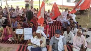 A sit-in demanding justice for dairy farmer Pehlu Khan who was killed allegedly by cow vigilantes.(HT file photo) A sit-in demanding justice for dairy farmer Pehlu Khan who was killed allegedly by cow vigilantes.(HT file photo)