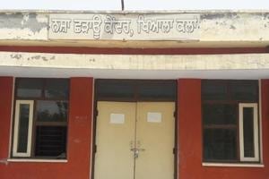 The first de-addiction centre inaugurated by former chief minister Parkash Singh Badal in 2012 at Khyala Kalan village has been closed.(HT Photo) The first de-addiction centre inaugurated by former chief minister Parkash Singh Badal in 2012 at Khyala Kalan village has been closed.(HT Photo)