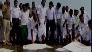 Tamil Nadu minister floated Rs10 lakh worth thermocol sheets in Vaigai reservoir to prevent loss of water due to evaporation.(Twitter/ ANI) Tamil Nadu minister floated Rs10 lakh worth thermocol sheets in Vaigai reservoir to prevent loss of water due to evaporation.(Twitter/ ANI)
