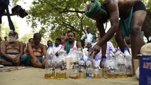 The Tamil Nadu farmers decided not to drink their urine on Sunday. They, however, collected the urine and said they will send it to their home state.(Burhaan Kinu/HT PHOTO) The Tamil Nadu farmers decided not to drink their urine on Sunday. They, however, collected the urine and said they will send it to their home state.(Burhaan Kinu/HT PHOTO)