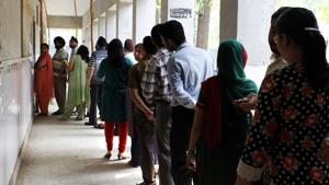 Around 1.3 crore people are expected to cast their votes in MCD election on Sunday.(Mohd Zakir) Around 1.3 crore people are expected to cast their votes in MCD election on Sunday.(Mohd Zakir)