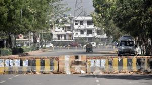 The makeshift wall that was erected on April 11, blocking the main access road connecting Sector 29 market and a service lane of NH-8.(HT Photo) The makeshift wall that was erected on April 11, blocking the main access road connecting Sector 29 market and a service lane of NH-8.(HT Photo)