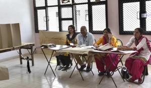 MCD election staff waiting for voters at a poll booth in Old Delhi.(Arvind Yadav/HT PHOTO) MCD election staff waiting for voters at a poll booth in Old Delhi.(Arvind Yadav/HT PHOTO)