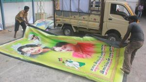 Workers remove posters and buntings featuring pictures of VKSasikala, the AIADMK general secretary, from the party headquarters in Chennai on April 26, 2017.(HT Photo) Workers remove posters and buntings featuring pictures of VKSasikala, the AIADMK general secretary, from the party headquarters in Chennai on April 26, 2017.(HT Photo)