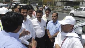 Union minister of state for urban development Rao Inderjit Singh inspects the under-construction projects on the Delhi-Gurgaon Expressway on Thursday.(HT Photo) Union minister of state for urban development Rao Inderjit Singh inspects the under-construction projects on the Delhi-Gurgaon Expressway on Thursday.(HT Photo)