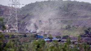 Road repairs have been hit owing to the shutting of stone quarries in Thane(HT) Road repairs have been hit owing to the shutting of stone quarries in Thane(HT)