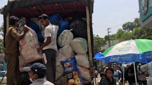 Residents help gather plastic waste to be sent to Pune.(HT) Residents help gather plastic waste to be sent to Pune.(HT)