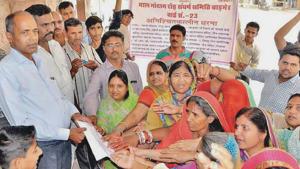 Local women in Barmer during a protest against a wine shop near a girls’ school, in Barmer. Parents have demanded that the shop be shut down.(HT PHOTO) Local women in Barmer during a protest against a wine shop near a girls’ school, in Barmer. Parents have demanded that the shop be shut down.(HT PHOTO)