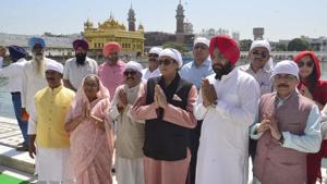 Parliamentary standing committee on ministry of external affairs chairman Shashi Tharoor (centre), Amar Singh (extreme left) and other members at the Golden Temple on Monday.(Sameer Sehgal/HT Photo)