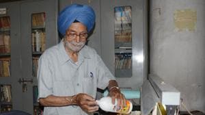 Prem Singh Bajaj, 86, repairing an old book at Punjabi Sahit Akademi’s library in Ludhiana on Monday.(Jagtinder Singh Grewal / Hindustan Times)