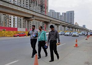 The Golf Course Road has 16 lanes, but no provision for pedestrian paths and cyclists’ lanes.(Parveen Kumar/HT Photo) The Golf Course Road has 16 lanes, but no provision for pedestrian paths and cyclists’ lanes.(Parveen Kumar/HT Photo)