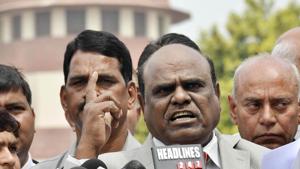 Calcutta high court judge CS Karnan addressing the media outside the Supreme Court.(HT File Photo) Calcutta high court judge CS Karnan addressing the media outside the Supreme Court.(HT File Photo)