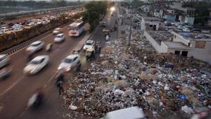 Heap of garbage are strewn along the roadside near Geeta Colony. Repeated strikes by sanitation workers and poor garbage management have led to Delhi scoring poorly on the Swachh rankings.(Arun Sharma/HT Photo) Heap of garbage are strewn along the roadside near Geeta Colony. Repeated strikes by sanitation workers and poor garbage management have led to Delhi scoring poorly on the Swachh rankings.(Arun Sharma/HT Photo)