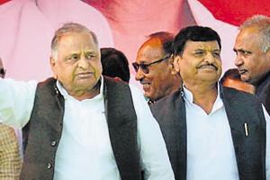 Samajwadi Party founder Mulayam Singh Yadav with his brother Shivpal Singh Yadav. The latter has raised a banner of revolt by forming the Samajwadi Secular Morcha.(PTI) Samajwadi Party founder Mulayam Singh Yadav with his brother Shivpal Singh Yadav. The latter has raised a banner of revolt by forming the Samajwadi Secular Morcha.(PTI)