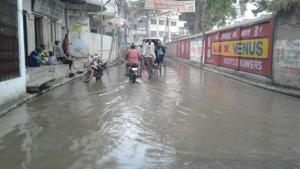 Overflowing sewage on Beniabag- Kabir Chaura stretch.(HT Photo) Overflowing sewage on Beniabag- Kabir Chaura stretch.(HT Photo)