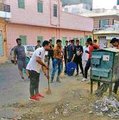 Barmer civic body councillor Badal Singh, along with other volunteers, cleans garbage in his ward.(HT Photo) Barmer civic body councillor Badal Singh, along with other volunteers, cleans garbage in his ward.(HT Photo)