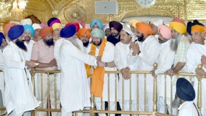 Punjab chief minister being given ‘siropa’ inside the sanctum sanctorum of Golden Temple, Amritsar, on Monday.(Sameer Sehgal/HT Photo) Punjab chief minister being given ‘siropa’ inside the sanctum sanctorum of Golden Temple, Amritsar, on Monday.(Sameer Sehgal/HT Photo)