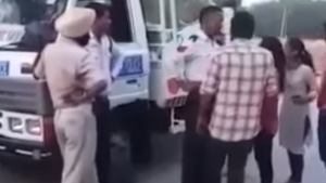 A woman assaulting a cop on being apprehended for jumping traffic signal in Sector 43. The video had gone viral after the incident on Monday evening.(YouTube grab) A woman assaulting a cop on being apprehended for jumping traffic signal in Sector 43. The video had gone viral after the incident on Monday evening.(YouTube grab)