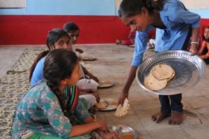 Students at a government school eating their mid-day meal.(Representative Photo/HT) Students at a government school eating their mid-day meal.(Representative Photo/HT)