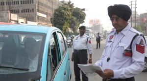 A majority of traffic cops have poor ear health due to their long exposure to blaring horns.(HT Photo) A majority of traffic cops have poor ear health due to their long exposure to blaring horns.(HT Photo)