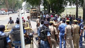 The Uttar Pradesh government rushed senior officials to a checkpost at Saharanpur district border to prevent Congress vice-president Rahul Gandhi from entering the region torn by caste violence.(Gulam Jeelani/HT Photo) The Uttar Pradesh government rushed senior officials to a checkpost at Saharanpur district border to prevent Congress vice-president Rahul Gandhi from entering the region torn by caste violence.(Gulam Jeelani/HT Photo)