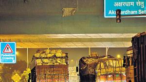 Centre maintains that diesel vehicles contribute little to the pollution in Delhi. The Delhi government in a report submitted to the NGT claims that only 41 of the 759 trucks entering Delhi violate norms. (Raj K Raj/HT Photo) Centre maintains that diesel vehicles contribute little to the pollution in Delhi. The Delhi government in a report submitted to the NGT claims that only 41 of the 759 trucks entering Delhi violate norms. (Raj K Raj/HT Photo)