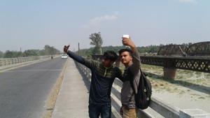 Avinash Kumar rode to the bridge on his friend’s motorcycle this Sunday to surf to his heart’s content Facebook and click some selfies.(HT Photo) Avinash Kumar rode to the bridge on his friend’s motorcycle this Sunday to surf to his heart’s content Facebook and click some selfies.(HT Photo)