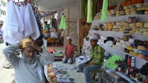 Markets in Lucknow are decked up with commodities required during Ramzan.(HT Photo) Markets in Lucknow are decked up with commodities required during Ramzan.(HT Photo)
