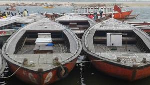 The green and blue garbage bins, for wet and dry waste, have gone missing from the boats in Varanasi just a week after they were distributed.(HT PHOTO) The green and blue garbage bins, for wet and dry waste, have gone missing from the boats in Varanasi just a week after they were distributed.(HT PHOTO)
