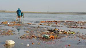 A view of garbage dumped into the Ganga.(Anil Kumar Maurya/HT Photo) A view of garbage dumped into the Ganga.(Anil Kumar Maurya/HT Photo)