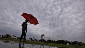 Met officials have predicted that the day temperature would remain much below the 40 degrees Celsius mark at least till Friday, as another spell of dust storm and thunderstorm is likely to hit Delhi later this week.(Ravi Choudhary / HT Photo) Met officials have predicted that the day temperature would remain much below the 40 degrees Celsius mark at least till Friday, as another spell of dust storm and thunderstorm is likely to hit Delhi later this week.(Ravi Choudhary / HT Photo)