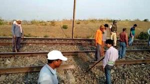 Railway personnel repairing the track near Karmabad station in Jharkhand on Monday morning.(HTphoto) Railway personnel repairing the track near Karmabad station in Jharkhand on Monday morning.(HTphoto)