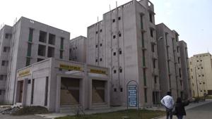 The land owning agency will be offering around 13,000 flats under its housing scheme, of which 350 are two-room Middle Income Group flats, while about 11,000 are either one-bedroom Lower Income Group Flats flats or Janta flats.(Sushil Kumar/HT PHOTO) The land owning agency will be offering around 13,000 flats under its housing scheme, of which 350 are two-room Middle Income Group flats, while about 11,000 are either one-bedroom Lower Income Group Flats flats or Janta flats.(Sushil Kumar/HT PHOTO)