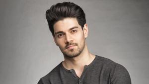 Sooraj says that he doesn’t support this gesture and it is unsafe.(HT Photo) Sooraj says that he doesn’t support this gesture and it is unsafe.(HT Photo)
