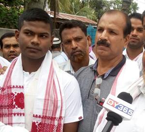 Nurul Hoque Ali, second rank holder in HSLC Exam, 2017, with Sudarshan Pathak, principal of his school in Mukalmua, Assam.(HT Photo) Nurul Hoque Ali, second rank holder in HSLC Exam, 2017, with Sudarshan Pathak, principal of his school in Mukalmua, Assam.(HT Photo)