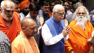 LK Advani met Uttar Pradesh chief minister Yogi Adityanath after he arrived at the VVIP guest house in Lucknow before leaving for the special court on Tuesday.(Deepak Gupta/HT Photo) LK Advani met Uttar Pradesh chief minister Yogi Adityanath after he arrived at the VVIP guest house in Lucknow before leaving for the special court on Tuesday.(Deepak Gupta/HT Photo)