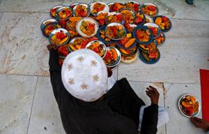 In Mumbai, the trend may be dying but there were at least two iftars during the weekend(Representational photo/REUTERS) In Mumbai, the trend may be dying but there were at least two iftars during the weekend(Representational photo/REUTERS)