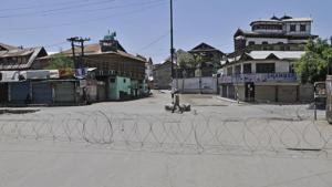 A policeman patrols near barbed wire set up as a barricade during curfew in downtown area of Srinagar.(Waseem Andrabi/Hindustan Times) A policeman patrols near barbed wire set up as a barricade during curfew in downtown area of Srinagar.(Waseem Andrabi/Hindustan Times)