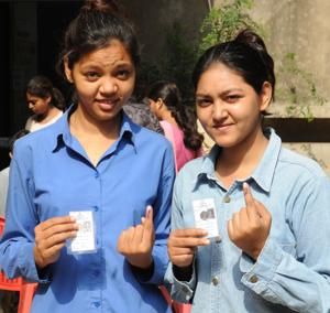 These first time voters were excited to join in polling for Patna municipal corporation election on Sunday.(AP Dube/HT photo) These first time voters were excited to join in polling for Patna municipal corporation election on Sunday.(AP Dube/HT photo)